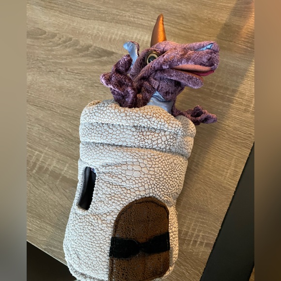 Hand puppet dragon in turret - Picture 2 of 10